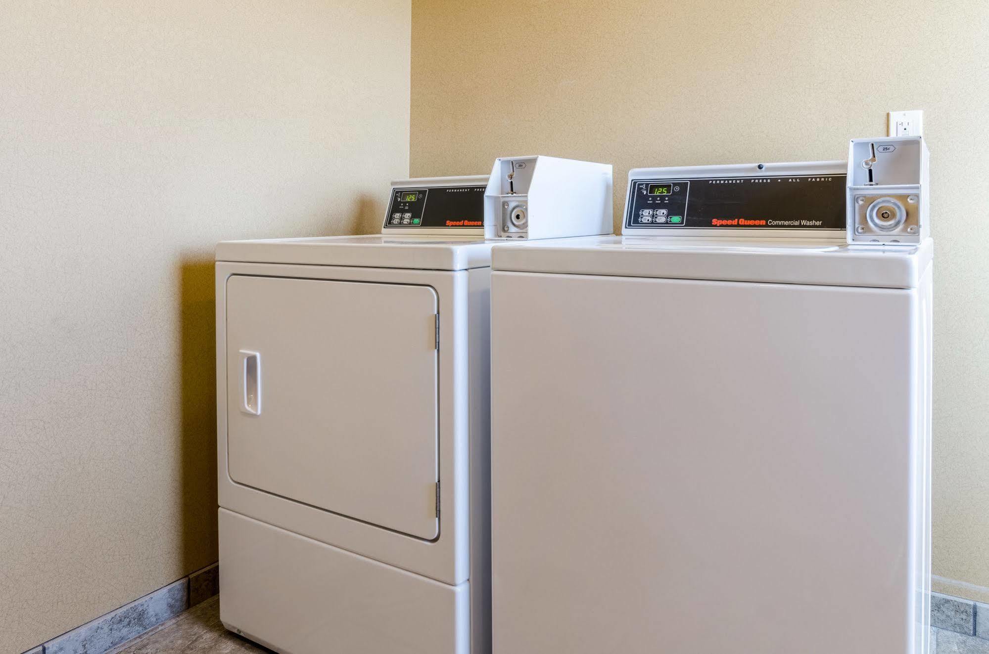 Cobblestone Hotel & Suites - Mccook Luaran gambar