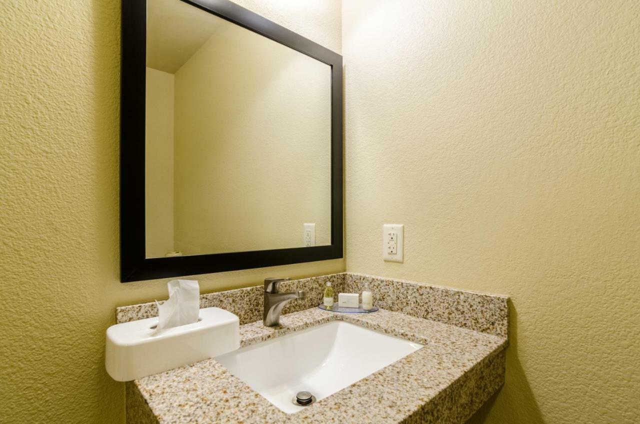 Cobblestone Hotel & Suites - Mccook Luaran gambar