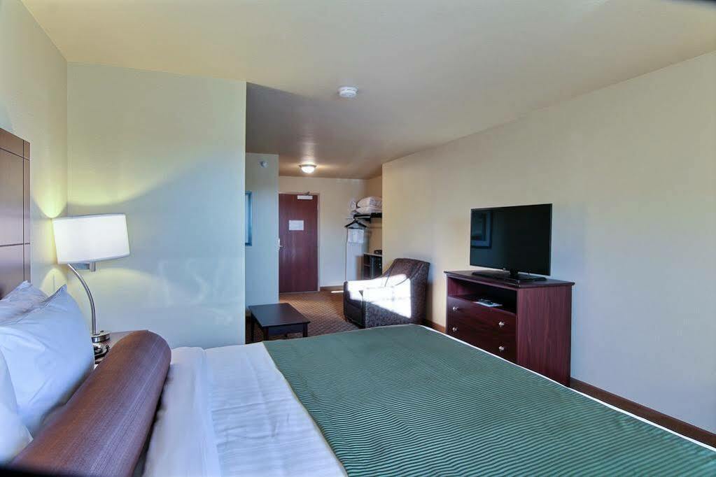 Cobblestone Hotel & Suites - Mccook Luaran gambar